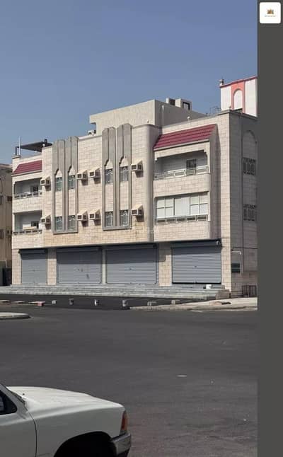 Showroom for Rent in North Jeddah, Jeddah - A retail store for rent on Ahmad Hazzazi Street, Al Safa District, Jeddah City. Showroom for Rent in North Jeddah, Jeddah - A retail store for rent on Ahmad Hazzazi Street, Al Safa District, Jeddah City.