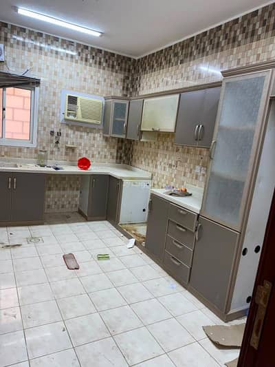 4 Bedroom Apartment for Rent in East Riyadh, Riyadh - Apartment for rent in Al-Khonaini neighborhood, East Riyadh