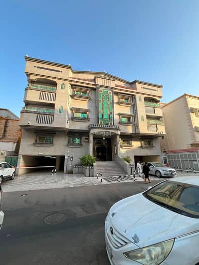 Residential Building for Sale in North Jeddah, Jeddah - A building in Al-Safa neighborhood with a prime location for sale Residential Building for Sale in North Jeddah, Jeddah - A building in Al-Safa neighborhood with a prime location for sale