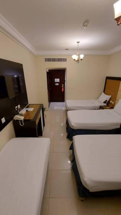 فلیٹ 2 غرفة نوم للايجار في العزيزية، مكة - جناح من غرفتيْن نوم يحتوي على سرير مزدوج واحد وثلاث أسرّة مفردة - الوحدة 19